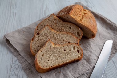 Ev yapımı Ekşi Ekmek, düşük açılı görünüm.