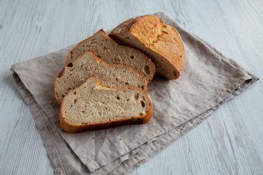 Ev yapımı Ekşi Ekmek, yan görünüm.