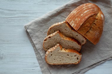 Ev yapımı Ekşi Ekmek, en iyi manzara. Dümdüz, tepeden, yukarıdan. Metin için boşluk.
