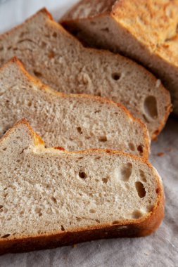 Ev yapımı Ekşi Ekmek, yan görünüm.