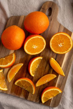 Beyaz ahşap arka planda çiğ organik portakal meyvesi, üst manzara. Dümdüz, tepeden, yukarıdan.