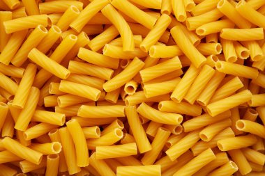 Kuru Rigatoni Makarna arka planı, üst görünüm. 