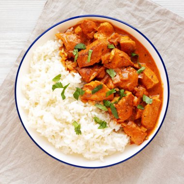 Tabakta pilavlı ev yapımı kolay hindistancevizi tavuğu, üst manzara. Dümdüz, tepeden, yukarıdan. 