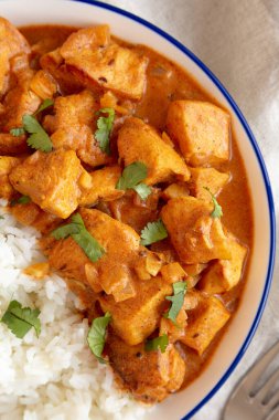 Tabakta pilavlı ev yapımı kolay hindistancevizi tavuğu, üst manzara. Dümdüz, tepeden, yukarıdan. Yakın plan..