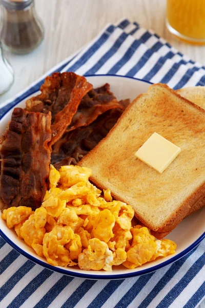 在家做的美国炒鸡蛋早餐在一个盘子里 侧面的观点 后续行动 — 图库照片