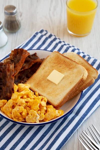 在家做的美国炒蛋早餐在盘子里 侧面看 — 图库照片