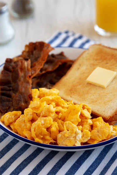 美国自制鸡蛋早餐在盘子里 低角度的视野 后续行动 — 图库照片