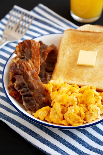 Domácí Americká Míchaná Vejce Snídaně Talíři Černém Pozadí Boční Pohled — Stock fotografie