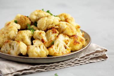 Tabakta ev yapımı Kızarmış Beyaz Karnabahar, yan manzara. 