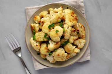 Tabakta ev yapımı beyaz karnabahar, üst manzara. Dümdüz, tepeden, yukarıdan.