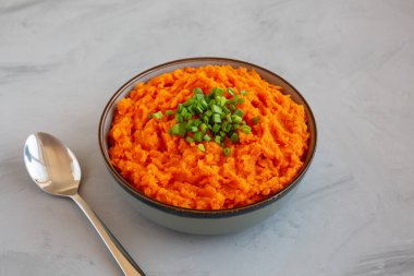 Ev yapımı kremalı patates püresi. Gri arka planda MIlk ve Butter in a Bowl ile.. 