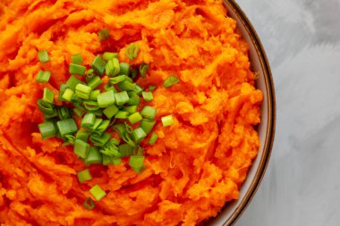 Ev yapımı kremalı patates püresi MIlk ve Butter in a Bowl ile gri arka planda, üst manzara. 