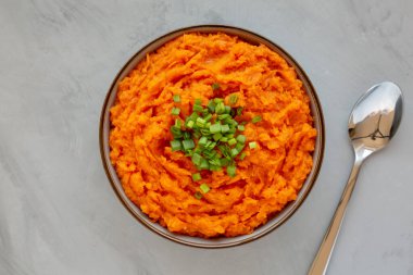 Ev yapımı kremalı patates püresi MIlk ve Butter in a Bowl ile gri arka planda, üst manzara. 