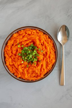 Ev yapımı kremalı patates püresi MIlk ve Butter in a Bowl ile gri arka planda, üst manzara. 