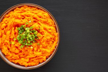 Ev yapımı kremalı patates püresi, MIlk ve Butter in a Bowl ile birlikte. Boşluğu kopyala.