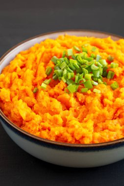 Ev yapımı kremalı patates püresi MIlk ve Butter in a Bowl, yan manzara.