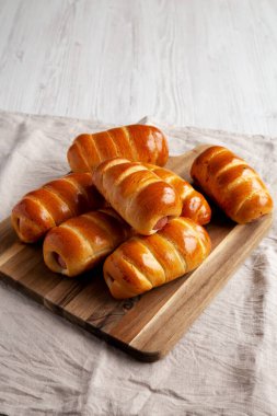 Ev yapımı Kolache Rolls-Roll tahtadan yapılma, yan manzara. Boşluğu kopyala.