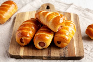 Ev yapımı Kolache Rolls-Roll tahtadan yapılma, düşük açılı. Yakın plan..