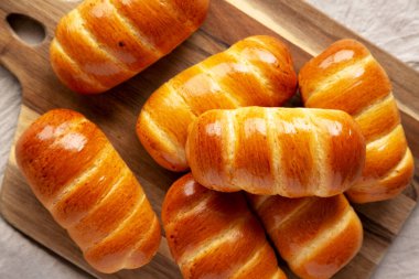 Ev yapımı Kolache Rolls-Roll tahtadan yapılma, manzaralı. Dümdüz, tepeden, yukarıdan.