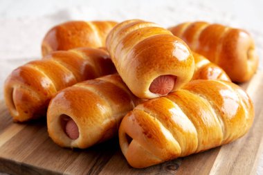 Ev yapımı Kolache Rolls-Roll Tahta üzerinde yemeye hazır, yan manzara. 
