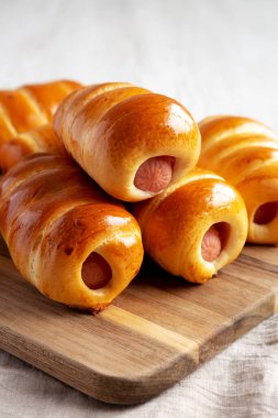 Ev yapımı Kolache Rolls-Roll Tahta üzerinde yemeye hazır, yan manzara. 