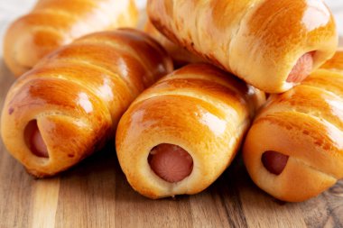 Ev yapımı Kolache Rolls-Roll tahtadan yapılma, düşük açılı. Yakın plan..
