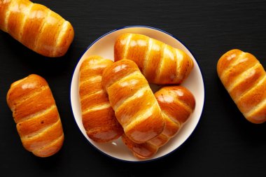 Ev yapımı Kolache Rolls Hazır Tabakta Yemek, üst manzara.