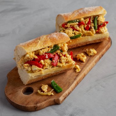 Ev yapımı Paskalya Biberi ve yumurta sandviçi. Kırsal bir tahta üzerinde. Düşük açılı..