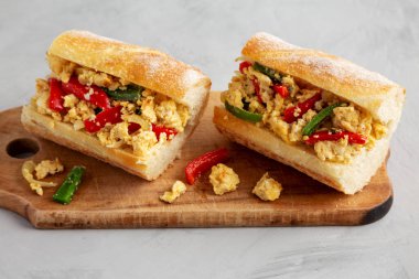 Ev yapımı Paskalya Biberi ve yumurta sandviçi. Köy tahtasında, yan manzaralı..