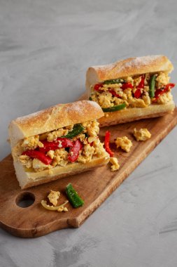 Ev yapımı Paskalya Biberi ve yumurta sandviçi. Köy tahtasında, yan manzaralı..