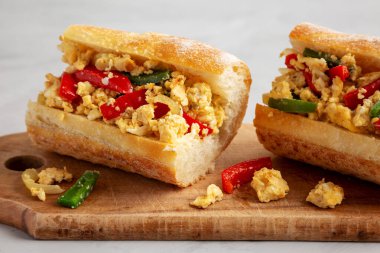 Ev yapımı Paskalya Biberi ve yumurta sandviçi. Köy tahtasında, yan manzaralı. Yakın plan..