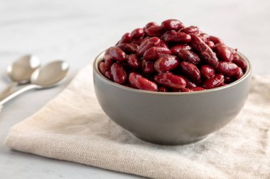 Salamura edilmiş kırmızı organik böbrek fasulyesi. Yakın plan..