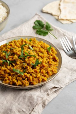 Ev yapımı Red Lentil Dahl ve gri arka planda Rice ve Cilantro..