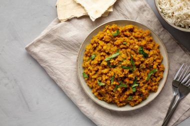 Ev yapımı Red Mercimek Dahl ve Rice ve Cilantro gri bir yüzey, üst manzara. Dümdüz, tepeden, yukarıdan. Boşluğu kopyala.