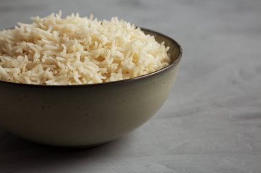 Ev yapımı Basmati pilavı kasede, yan görünümde..