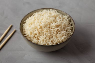 Ev yapımı Basmati pilavı kasede, yan görünümde..