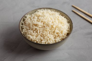 Ev yapımı Basmati pilavı kasede, yan görünümde..