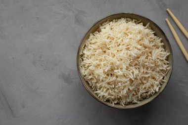 Ev yapımı Basmati Rice in a Bowl, top view. Dümdüz, tepeden, yukarıdan. Metin için boşluk.