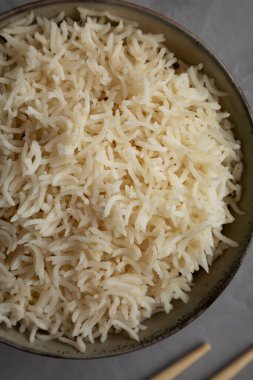 Ev yapımı Basmati Rice in a Bowl, top view. Dümdüz, tepeden, yukarıdan. Yakın plan..