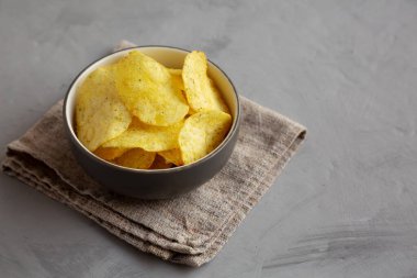 Yoğurtlu ve otlu patates cipsi. Boşluğu kopyala.