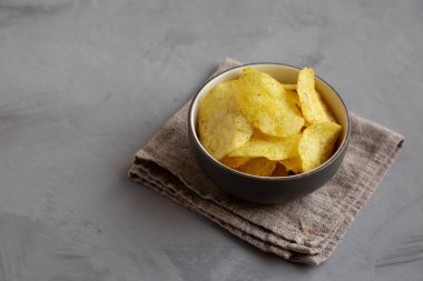 Yoğurtlu ve otlu patates cipsi. Boşluğu kopyala.