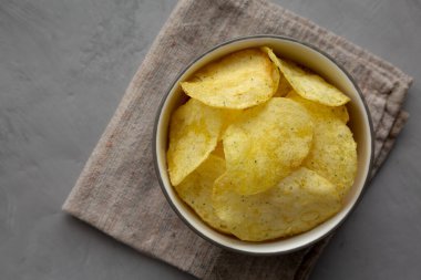Ev yapımı patates cipsi, yoğurt ve şifalı bitki aromalı. Yukarıdan, dümdüz uzanmış.