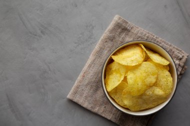 Ev yapımı patates cipsi, yoğurt ve şifalı bitki aromalı. Yukarıdan, dümdüz yatıyordu. Boşluğu kopyala.