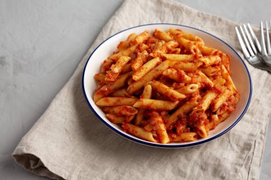 Tabakta domates soslu ev yapımı Penne, yan manzara. Boşluğu kopyala.