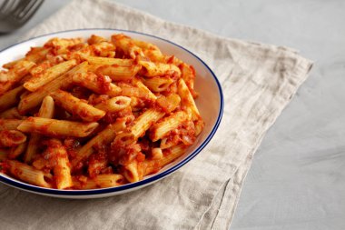 Tabakta domates soslu ev yapımı Penne, yan manzara. Boşluğu kopyala.