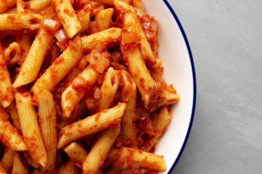 Tabakta domates soslu ev yapımı Penne, en iyi manzara. Yukarıdan, yukarıdan, dümdüz. Yakın plan..