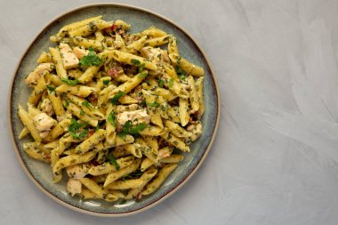 Ev yapımı Ispanaklı Tavuk Ispanaklı Alfredo Pastırması. 