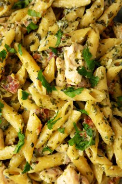 Ev yapımı Ispanaklı Tavuk Ispanaklı Alfredo Pastırması. 