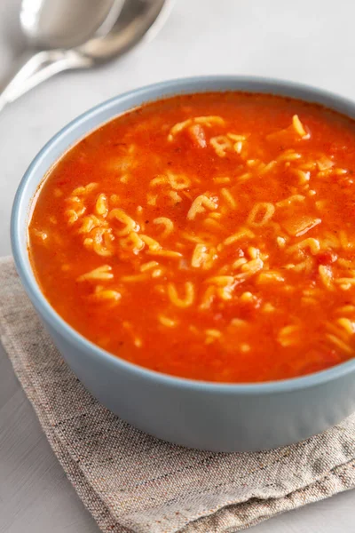 Zelfgemaakte Alfabet Soep Tomatensaus Een Schaal Zijaanzicht — Stockfoto