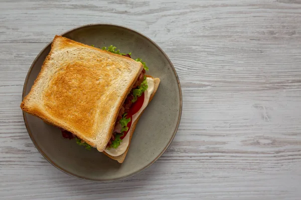 Sanduíche Blt Caseiro Bacon Alface Tomate Uma Placa Vista Superior — Fotografia de Stock